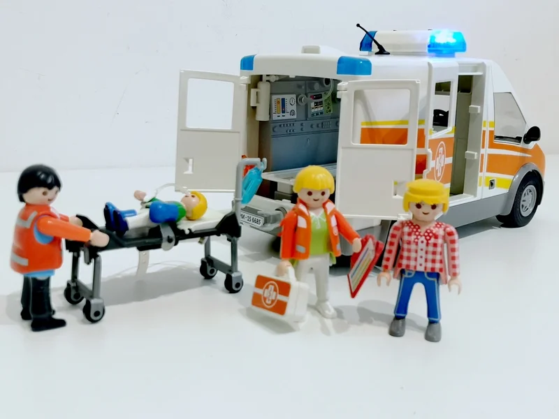 Ambulance avec gyrophare et sirène PLAYMOBIL 6685