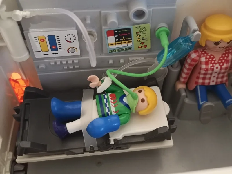 Ambulance avec gyrophare et sirène PLAYMOBIL 6685
