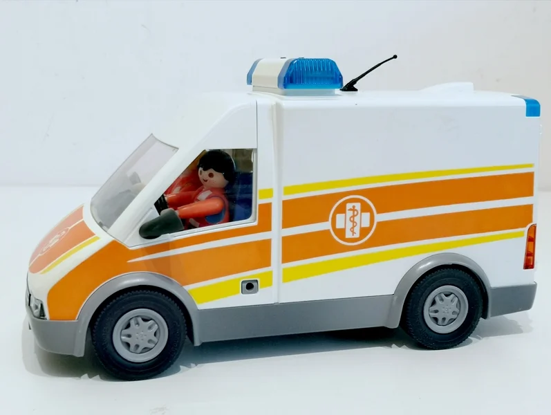 Ambulance avec gyrophare et sirène PLAYMOBIL 6685
