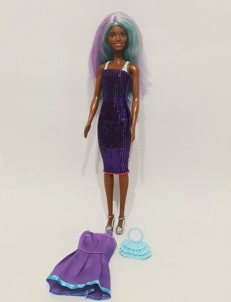 Barbie aux cheveux courts ou longs Mattel