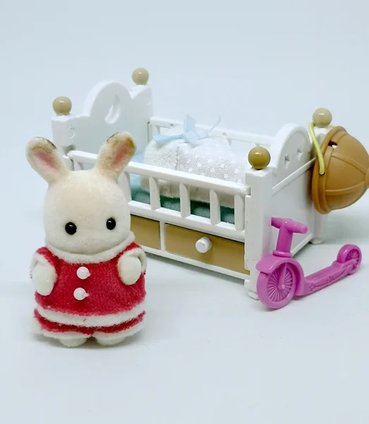 Le bébé lapin chocolat et le lit Sylvanian Families