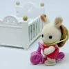 Le bébé lapin chocolat et le lit Sylvanian Families