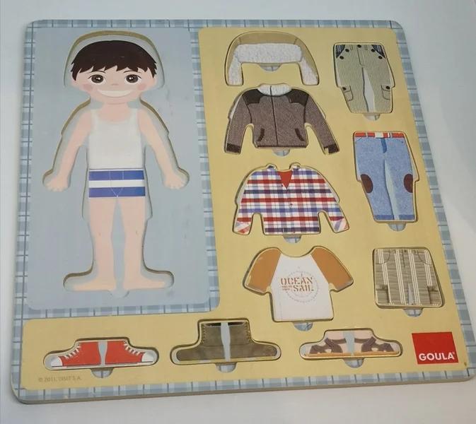 Puzzle bois Petit garçon s'habille Goula