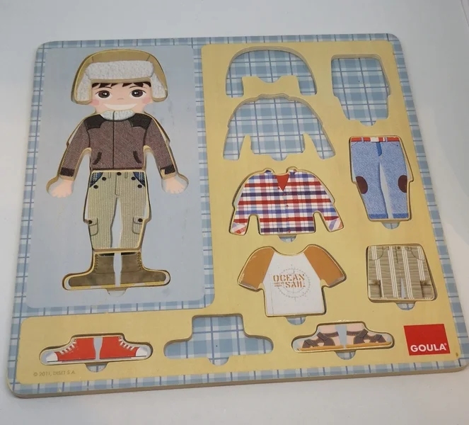 Puzzle bois Petit garçon s'habille Goula