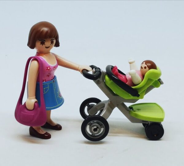 Maman et Bébé avec poussette Playmobil 5491