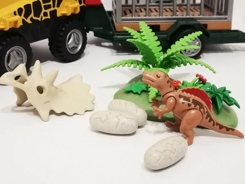 Chasseur et explorateurs avec véhicule et dinosaure Playmobil