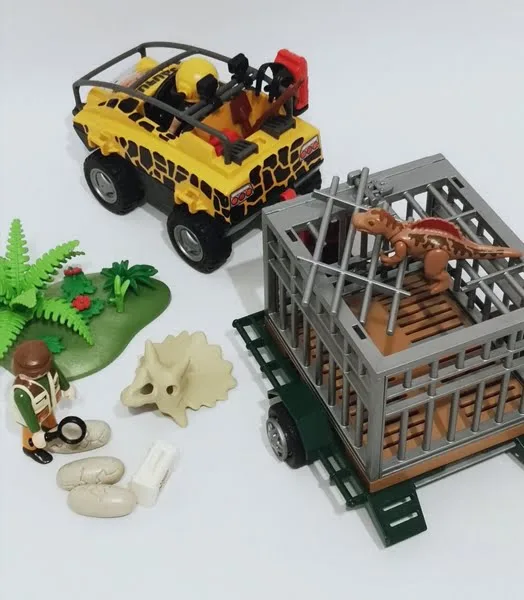 Chasseur et explorateurs avec véhicule et dinosaure Playmobil
