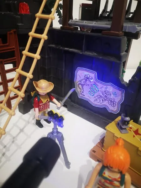 Campement des Explorers et Tyrannosaure Playmobil 9429